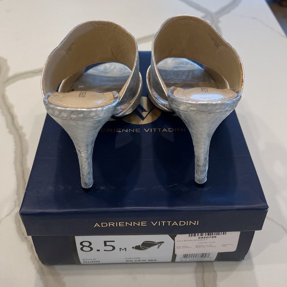 NIB Adrienne Vittadini Gunn Silver Metallic Snakeskin Sandals/Mules Size 8 1/2 - Picture 5 of 10